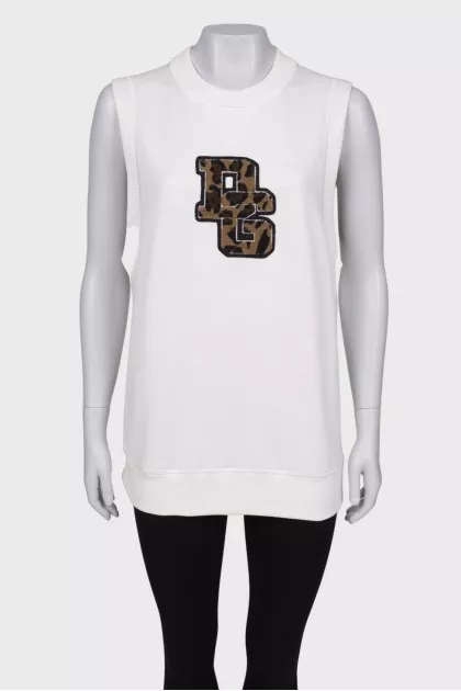 T-shirt with voluminous application, with a tag