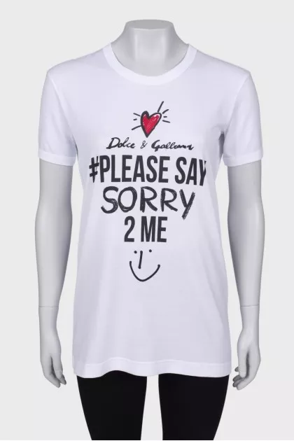 T-shirt with a zipper on the back, with a tag