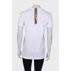 T-shirt with a zipper on the back, with a tag