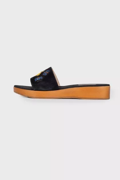 Platform flip flops with appliqué