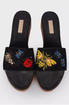 Platform flip flops with appliqué