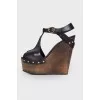 Wood grain wedge sandals