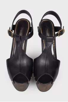 Wood grain wedge sandals