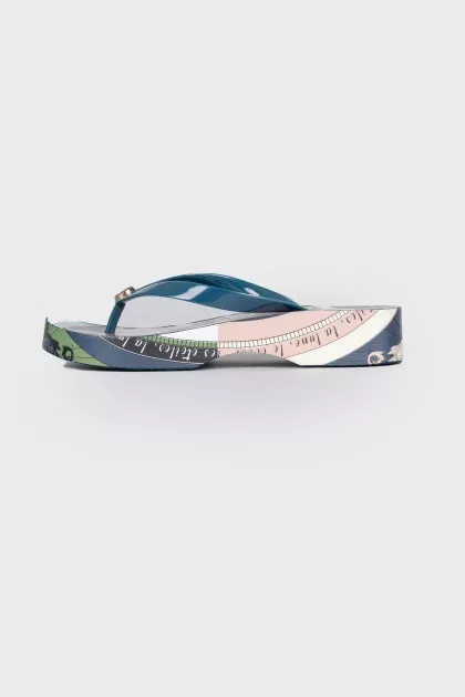 Slippers with abstract print