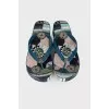 Slippers with abstract print