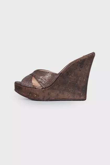 Slippers on a cork wedge