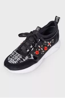 Black sneakers with side appliqué