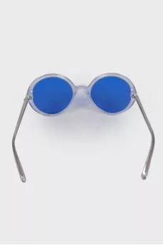 Sunglasses with blue lenses
