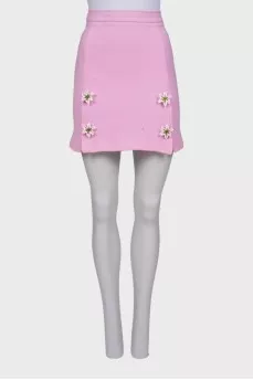 Pink skirt with flower brooches