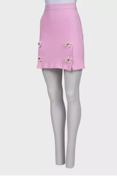 Pink skirt with flower brooches