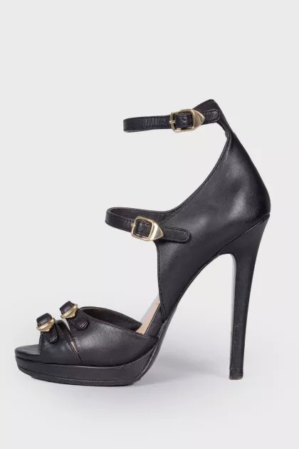 Leather sandals with belt buckles