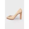 Beige leather pumps with bow