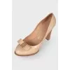 Beige leather pumps with bow