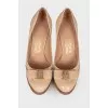 Beige leather pumps with bow