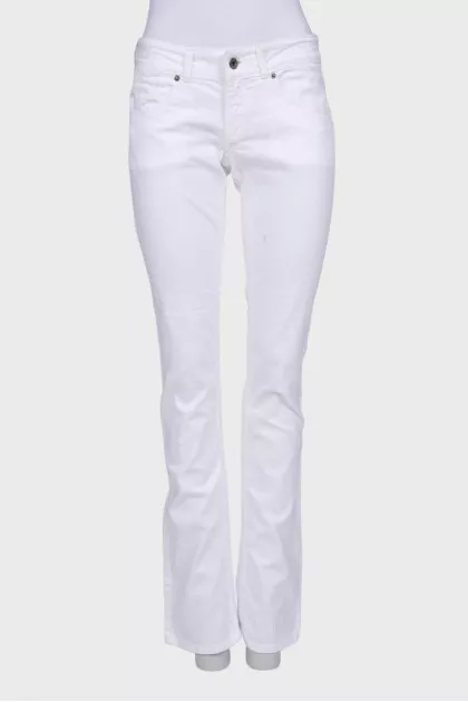 Jeans with embroidered back pocket