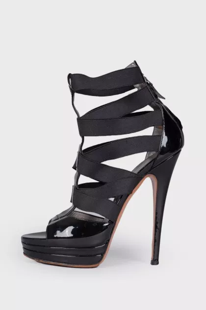 Lacquered sandals with textile inserts