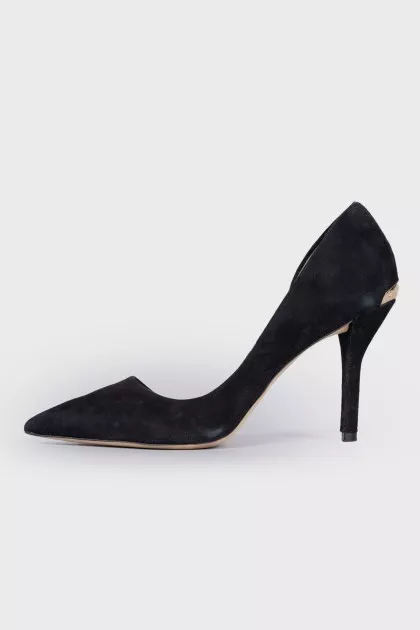 Side cutout suede pumps