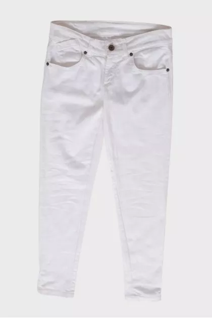 Jeans with embroidered back pocket