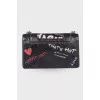 Кожаная черная сумка в принт