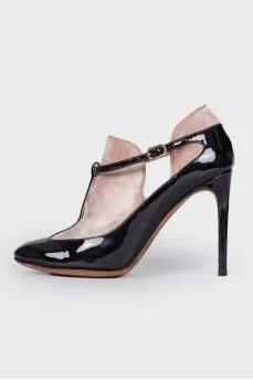 Lacquered sandals with textiles