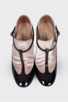 Lacquered sandals with textiles