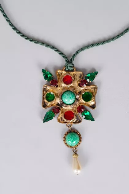 Green necklace with rhinestones