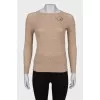 Knitted sweater with brooch