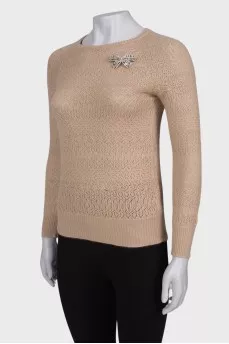 Knitted sweater with brooch