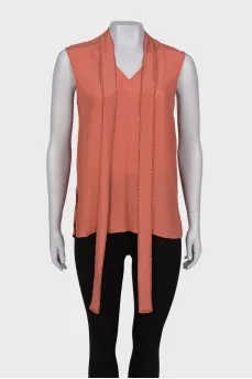 Blouse with ties at the collar