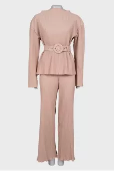 Beige pleated suit