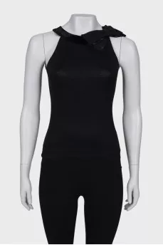 Black top with a bow on the shoulder