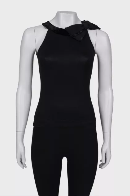 Black top with a bow on the shoulder