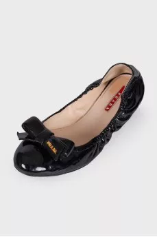 Lacquered black ballerinas
