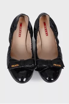 Lacquered black ballerinas