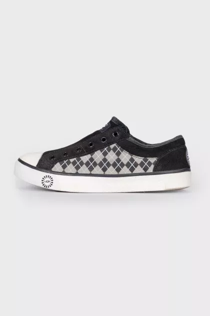 Sneakers with fur inside