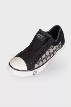 Sneakers with fur inside