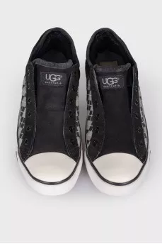 Sneakers with fur inside