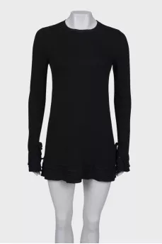 Dress with ruffles on the cuffs and hem
