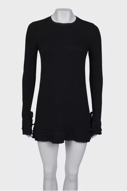 Dress with ruffles on the cuffs and hem