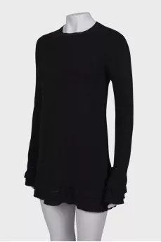 Dress with ruffles on the cuffs and hem