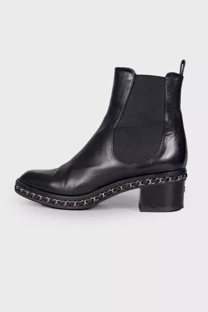 Boots with a chain on the sole