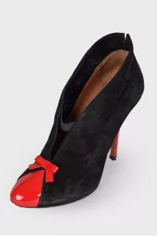 Suede shoes with red inserts