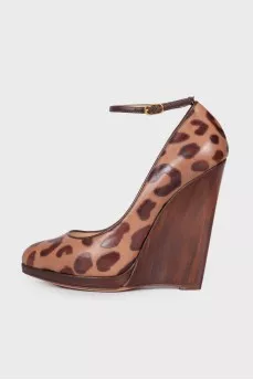 Leather pumps in leopard print