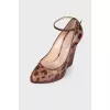 Leather pumps in leopard print