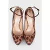 Leather pumps in leopard print