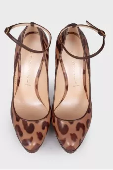 Leather pumps in leopard print