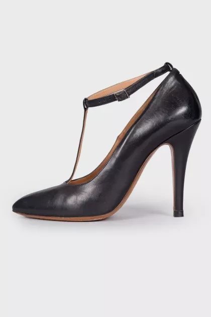 Buckle leather shoes
