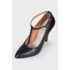 Buckle leather shoes