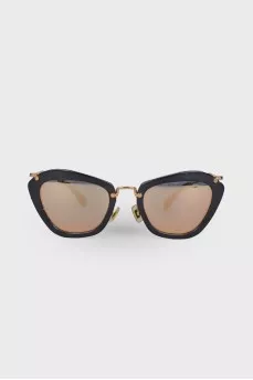 Sunglasses with golden lenses