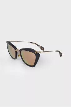Sunglasses with golden lenses